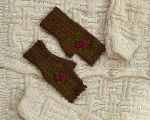 Hand-Knitted White Wool Cardigan – Elegant Winter Set - Image 4